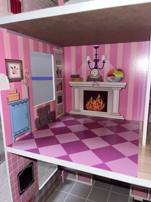 дерев'яна лялькова хатка. Будиночок для ляльок з меблями.