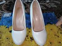 Весільні туфлі ,в білому кольорі
