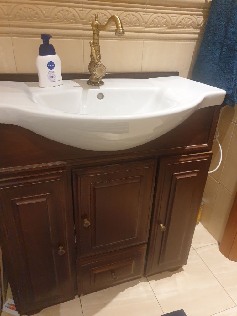 Szafka łazienkowa z umywalką Cersanit i lustrem