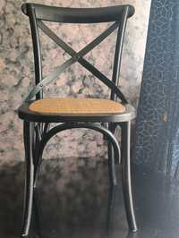 Dwa używane krzesła  w czarnym kolorze w stylu boho,  z twardego drewn