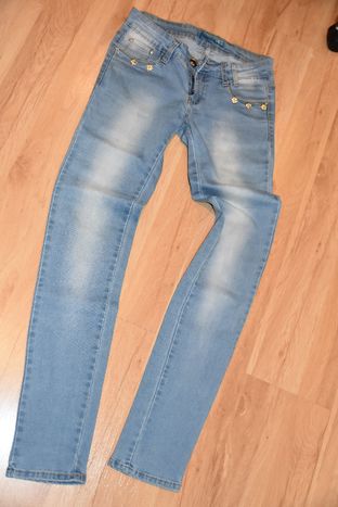 Jasne jeansy z ozdobami