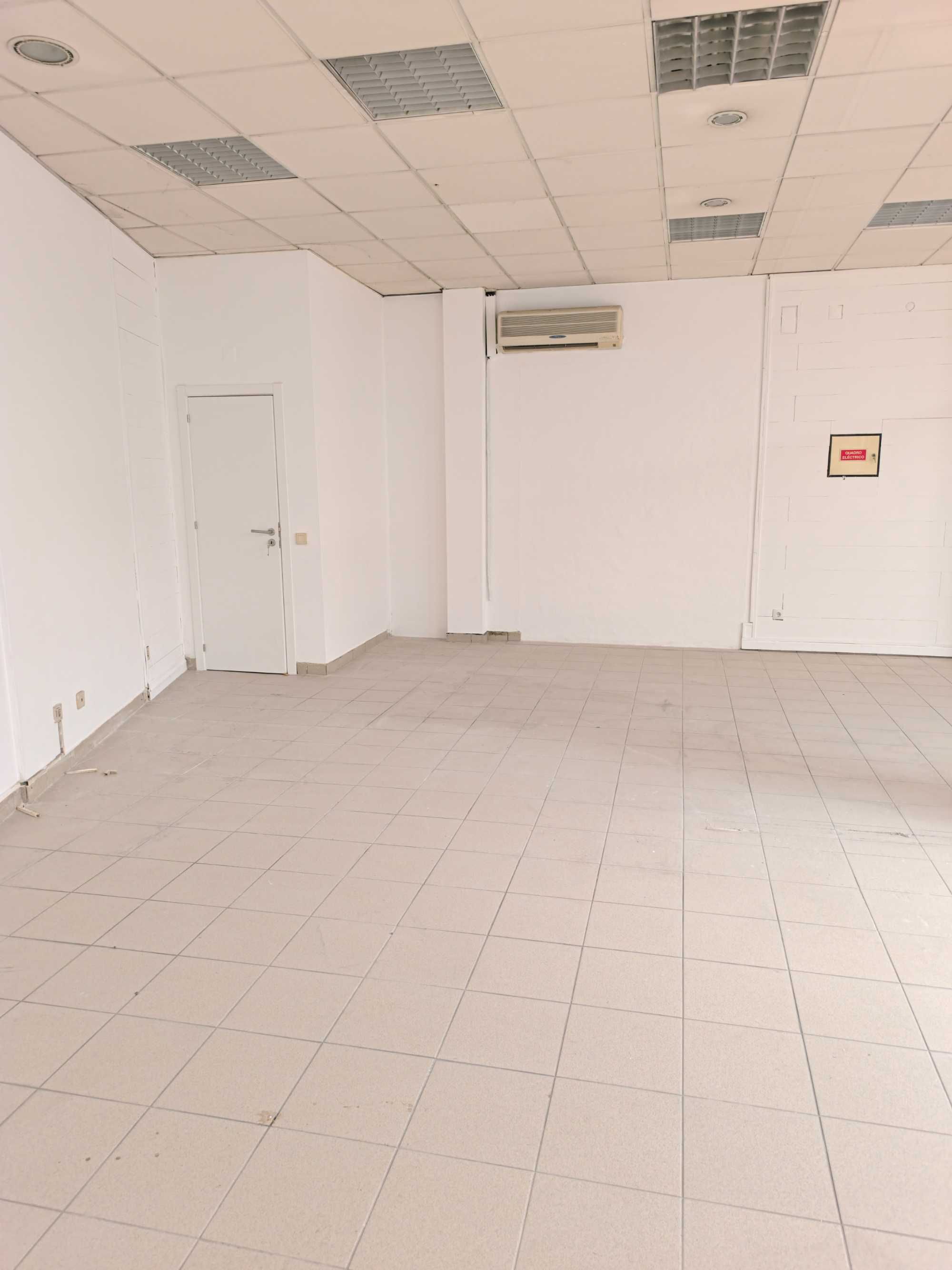 Alcanena-Loja com 50m2 com WC e Garagem- arrenda 285€/mes