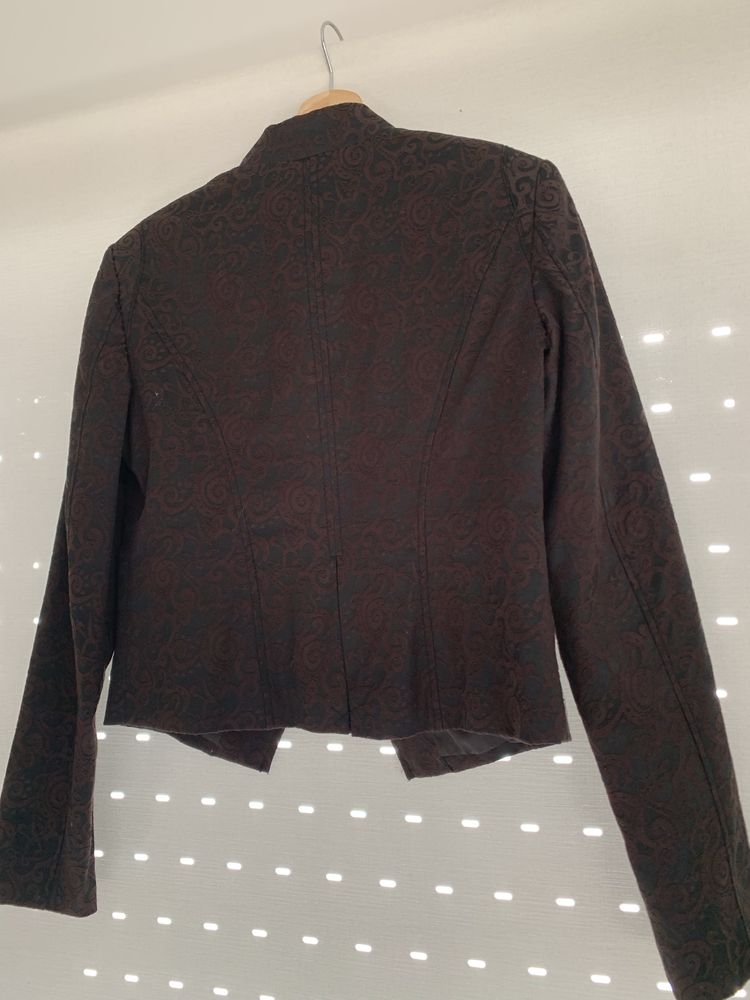 Bluser preto com desenhos de ornamentos