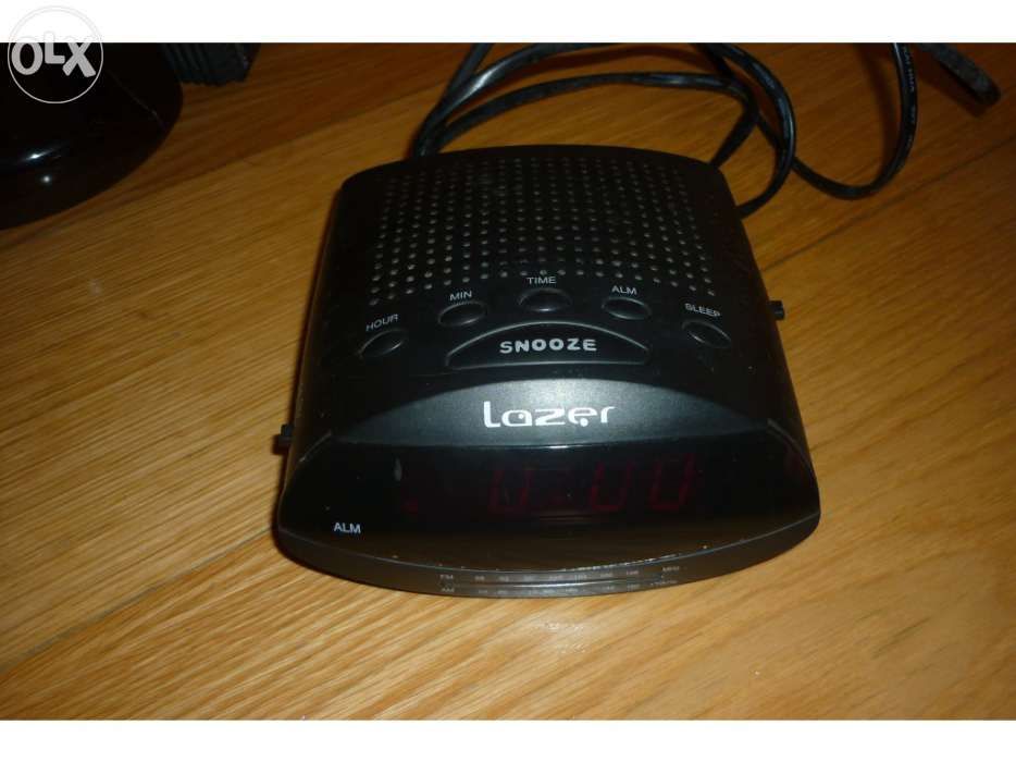 Rádios despertador e telefone sem fios.