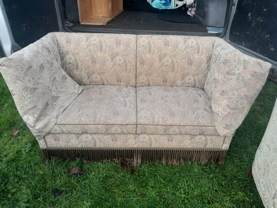 Stara sofa na sprężynach