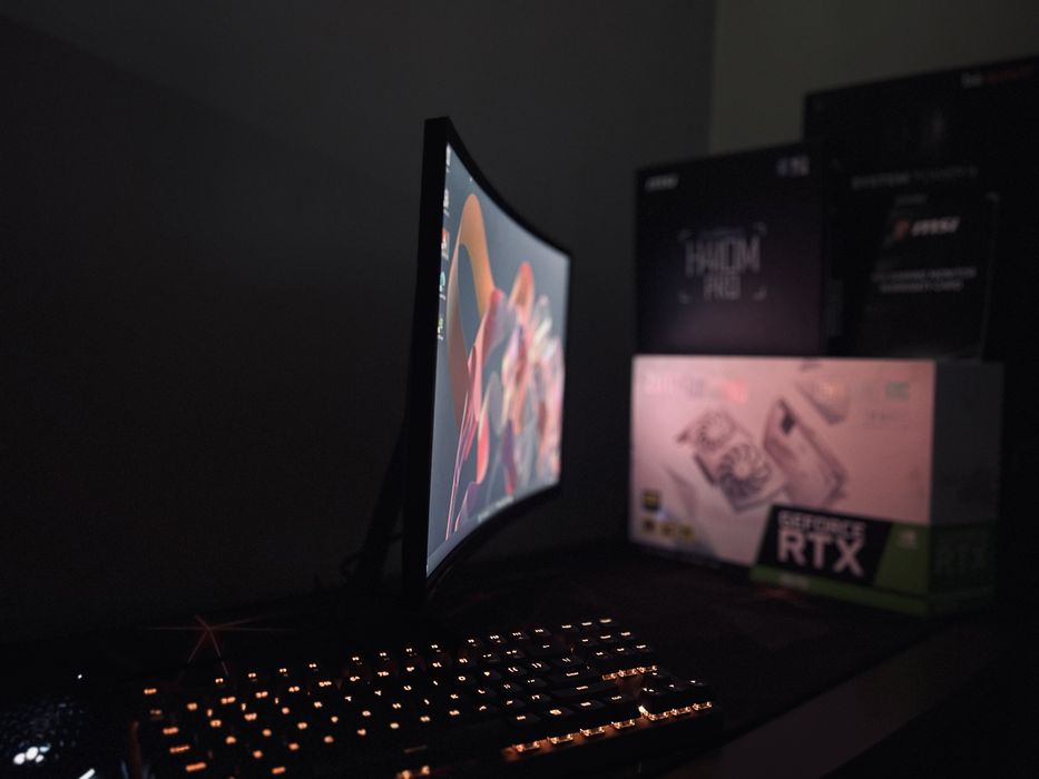 Mocny komputer gamingowy + monitor MSI