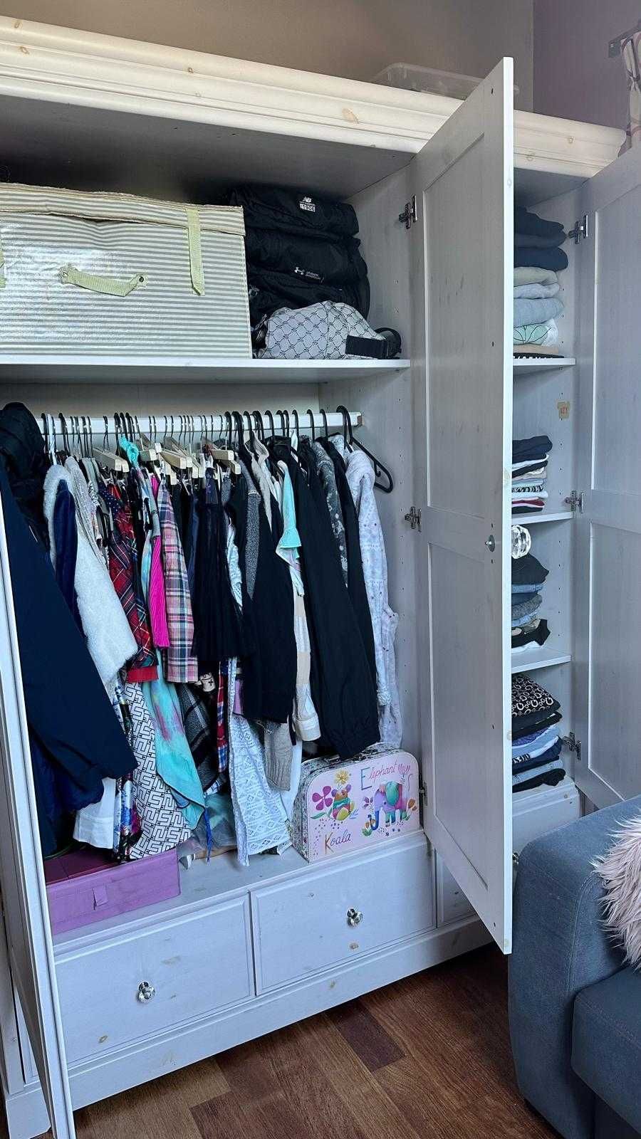 Biała szafa trzydrzwiowa z drewna sosnowego bielonego bardzo pakowna
