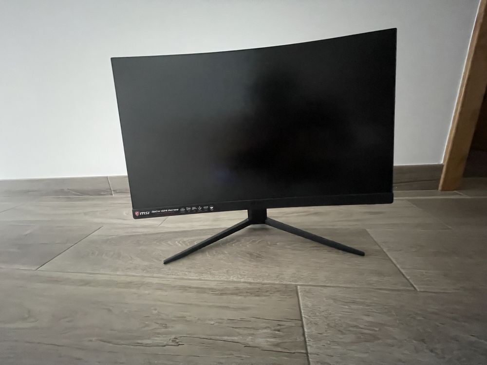 Monitor MSI G24  de cor preta  boa qualidade ,vario ajuste de imagem
