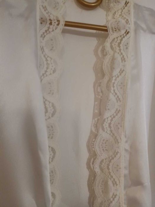 szlafrok  biał biały wykończenie   koronka do negocjacji