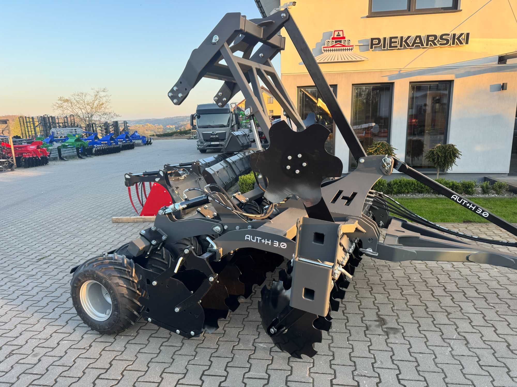Agregat talerzowy uprawowo-siewny z wałem oponowym 3,0 m AUTW Helagro