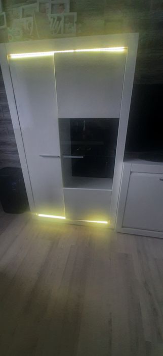 Witryna z komoda podświetlana