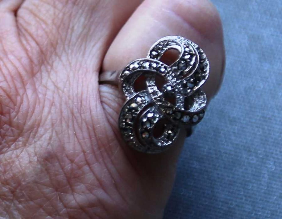 Cinco anéis com zircão marcassites e granadas