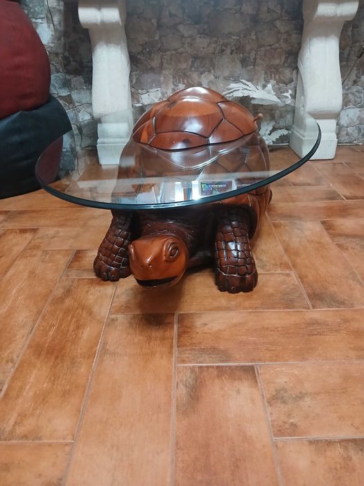 Bar de madeira em forma de tartaruga