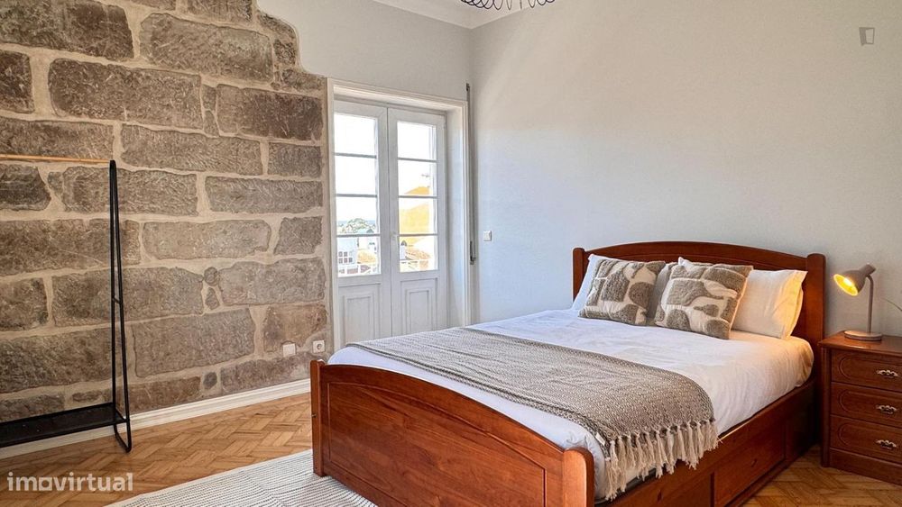 799987 - Quarto com cama de casal, com varanda...