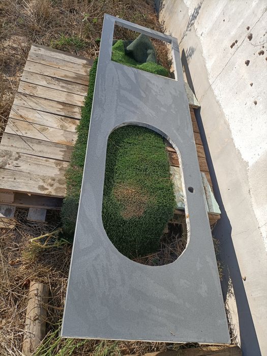 Pedra siltone cinza já com cortes feitos