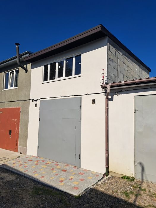 Гараж. Двоповерховий.