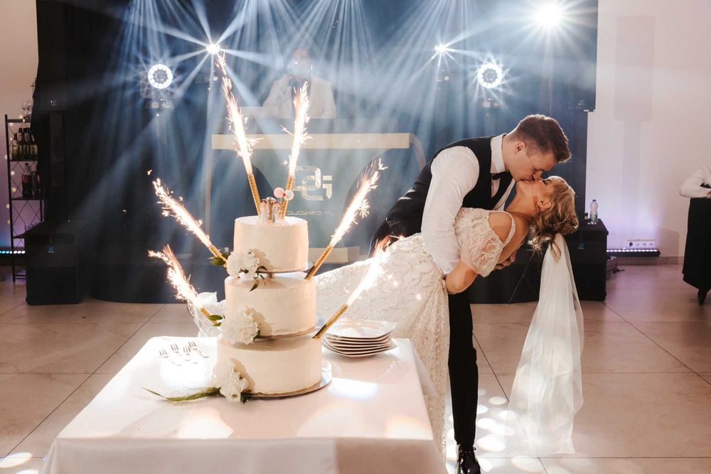 Suknia ślubna z trenem błyszcząca