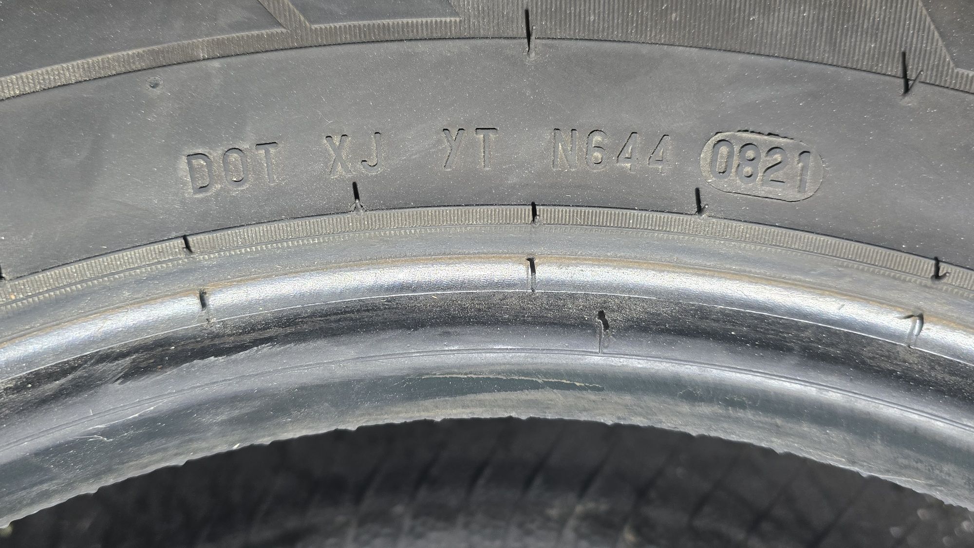 Шини Pirelli Carrier  205/70/15c   для мікроавтобуса практично нова !