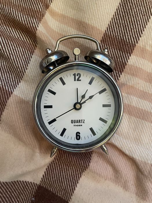 Zegar budzik retro Tiger Quartz – sprawny, klasyczny design