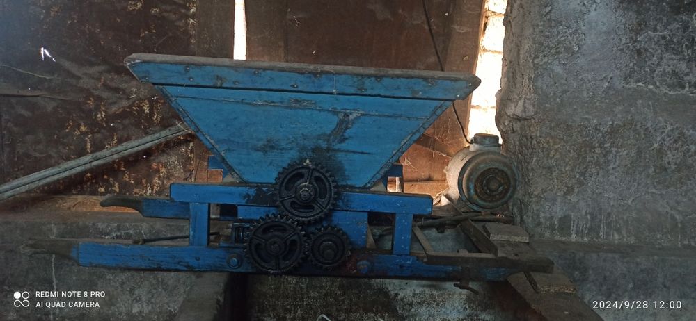 Esmagador de uvas com motor elétrico