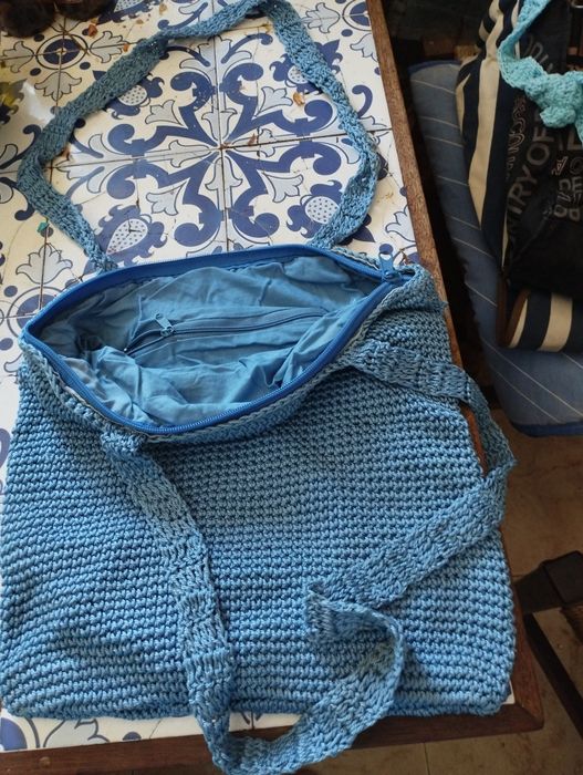 Bolsa em crochê azul escuro