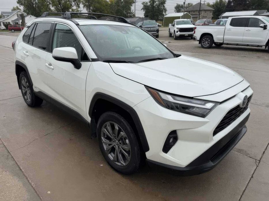 Toyota RAV4 Hybrid XLE Premium      2022