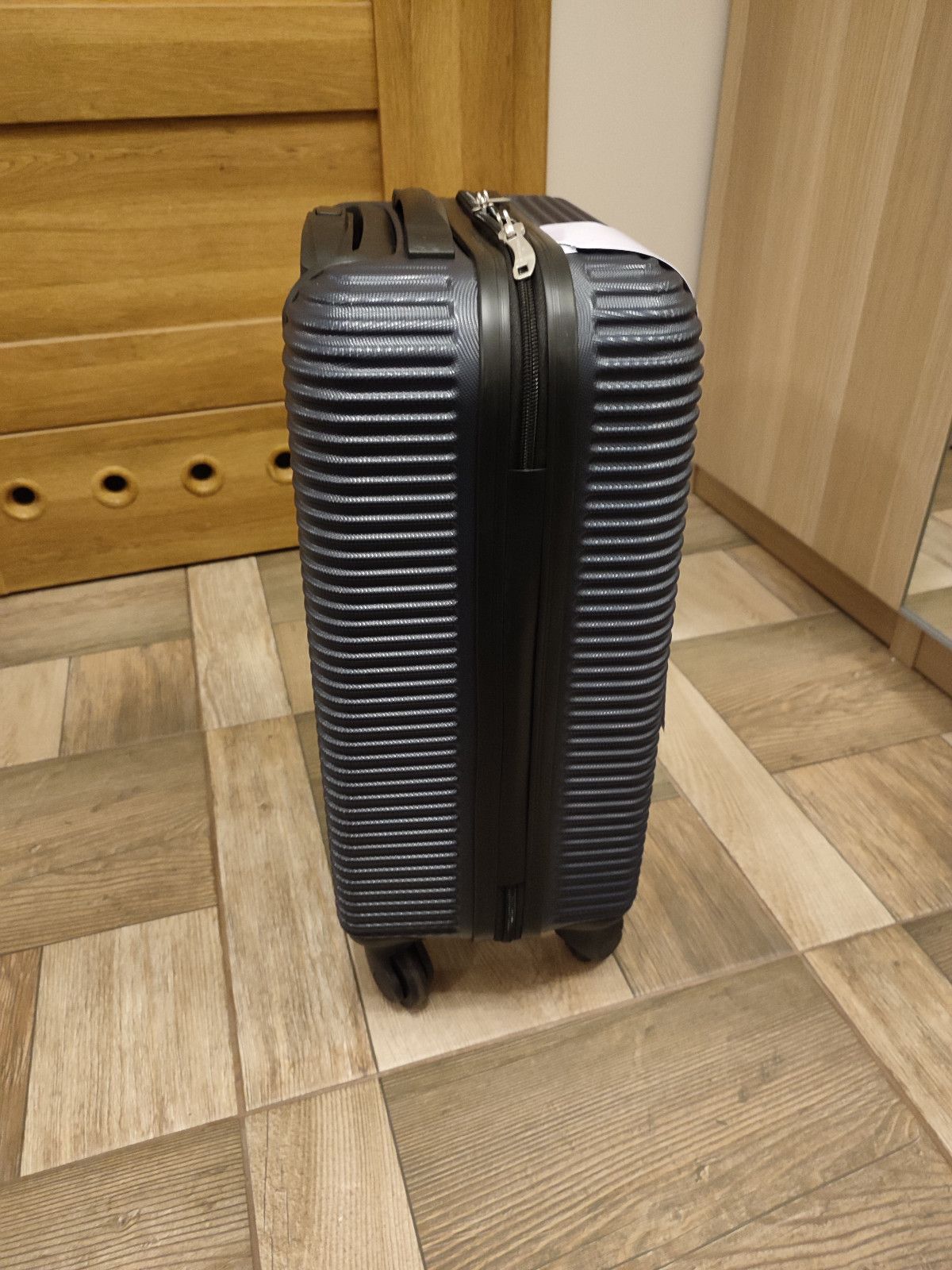 Granatowa walizka podróżna