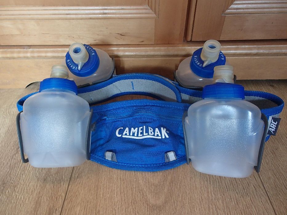 Pas biodrowy z bidonami camelbak.