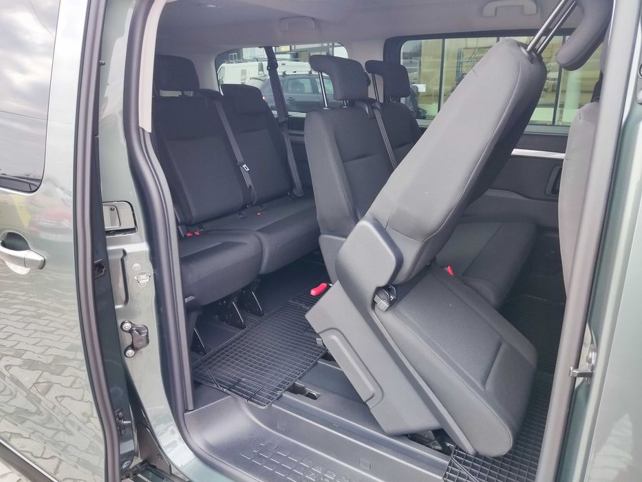 Wynajem Busa 8 i 9 osobowego Peugeot Traveller Automat, Nowy