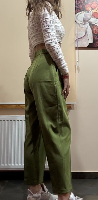 Трендові широкі штани з високою талиєю та складками. Колір оливковий.