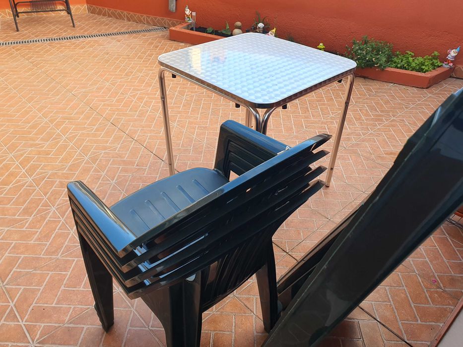 Conjunto mesa jardim 4 cadeiras em plastico e mesa de apoio aluminio