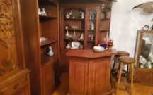 Bar de salão ou sala, muito bem estimado madeira em castanho.