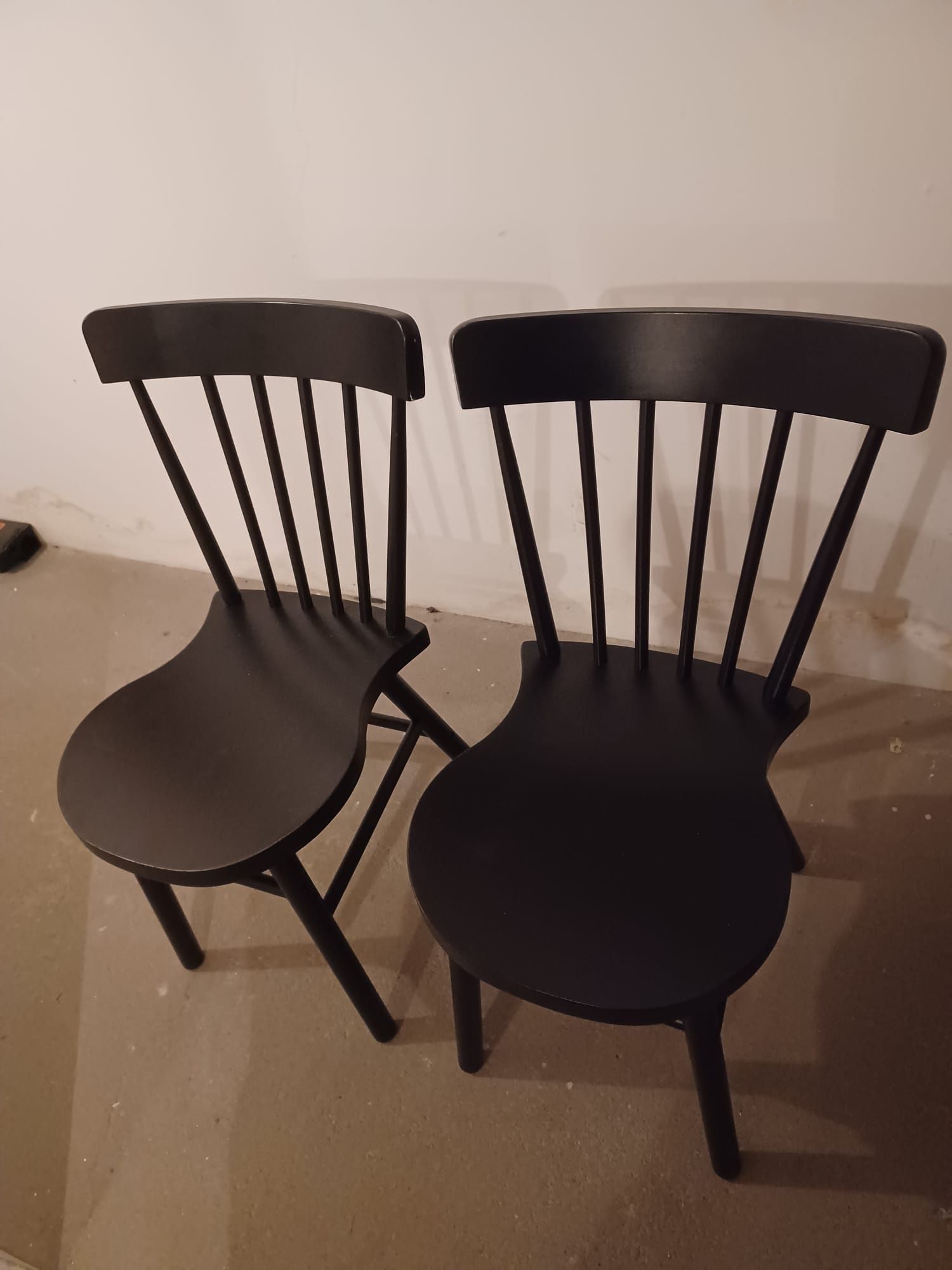 Czarne krzesła z ikea