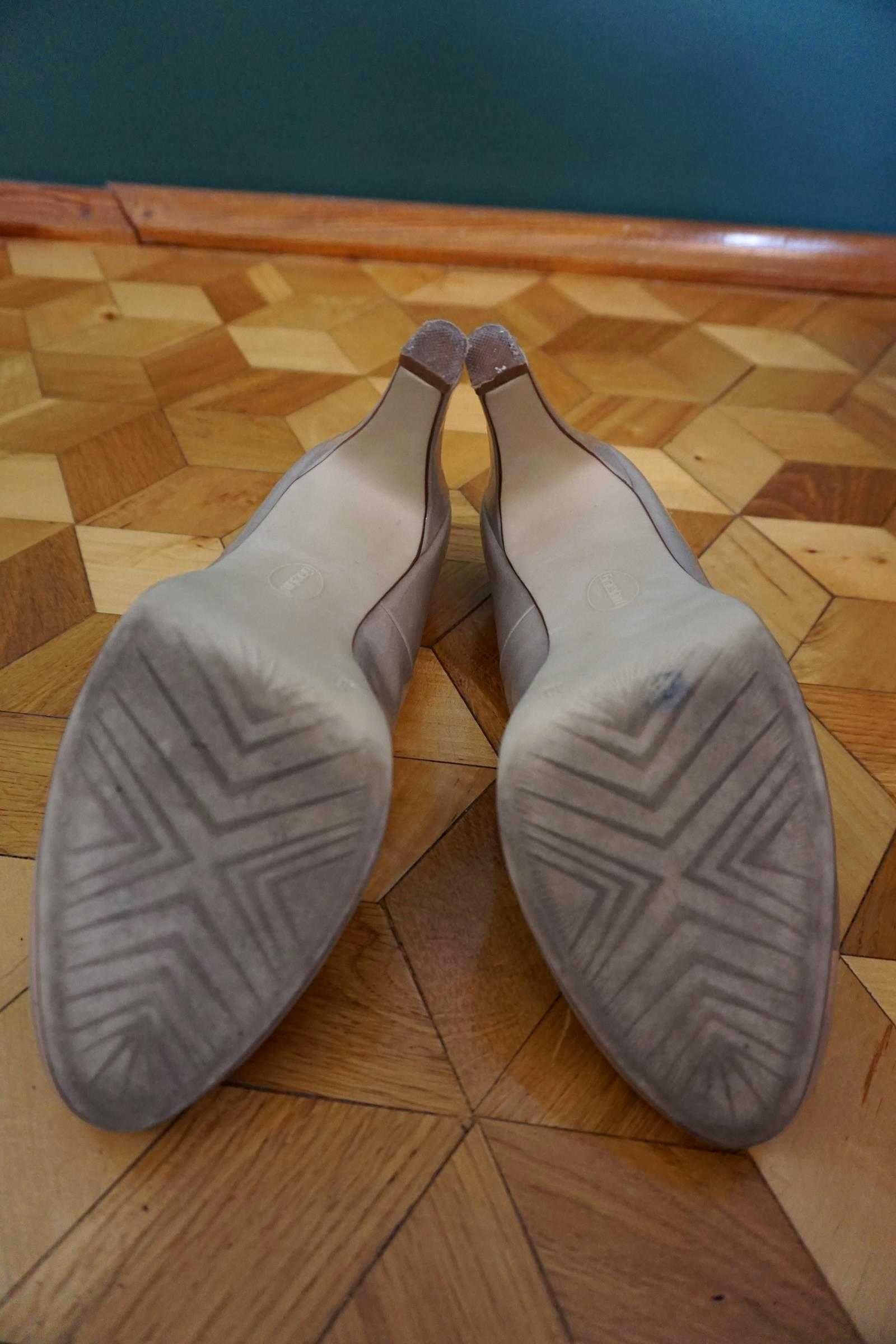 Szpilki klasyczne 40 beżowe kremowe buty obcasie skóra eko jak nowe