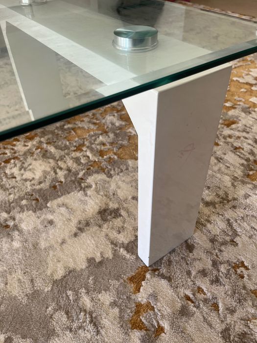 Mesa de centro em vidro e branca