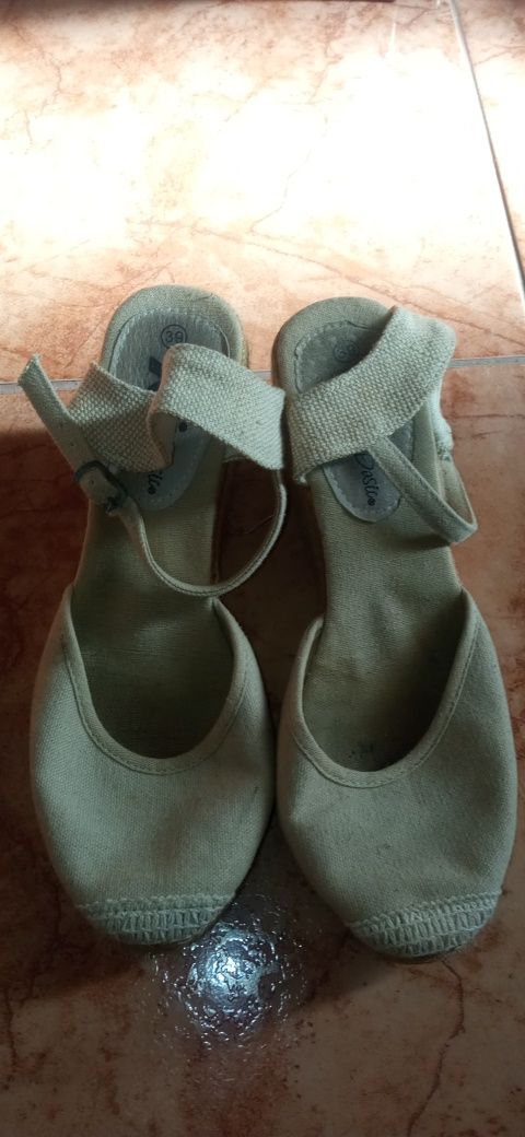 Sapatos de salto alto
