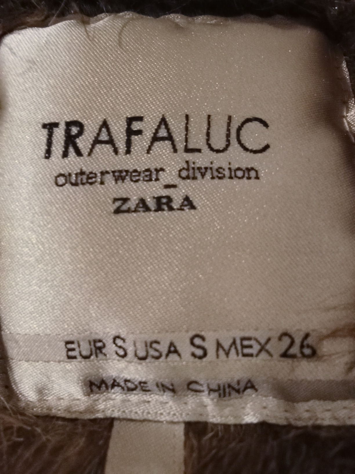 Casaco impermeável com capuz e pelo, Zara, Ref 300