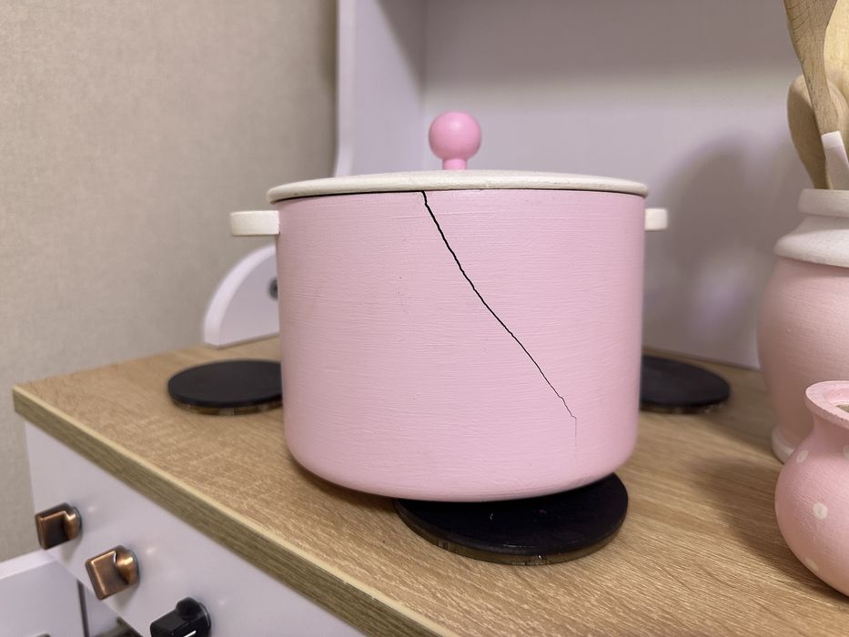 Ніжно-рожевий посуд з дерева