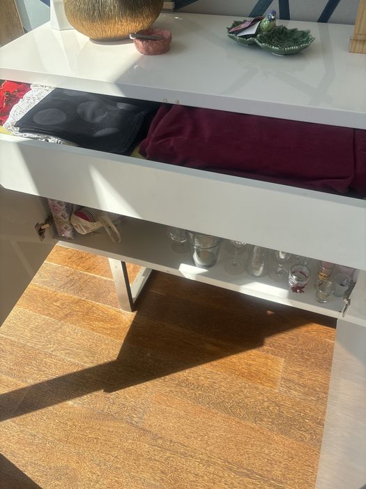 Aparador branco com portas com vidro