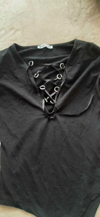 Czarne body z dekoltem