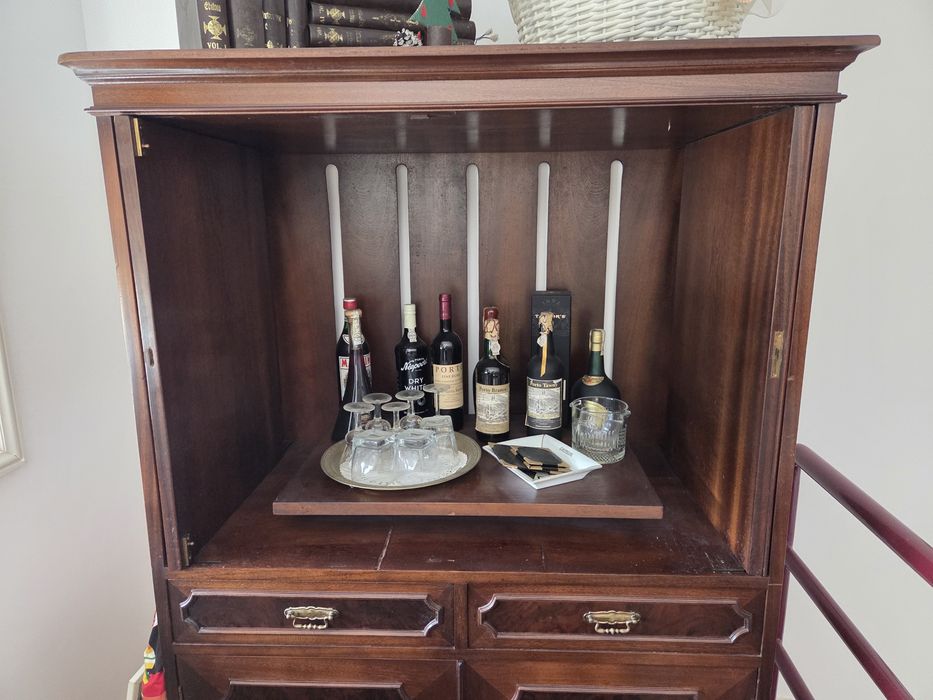 Armário antigo para TV ou Bar