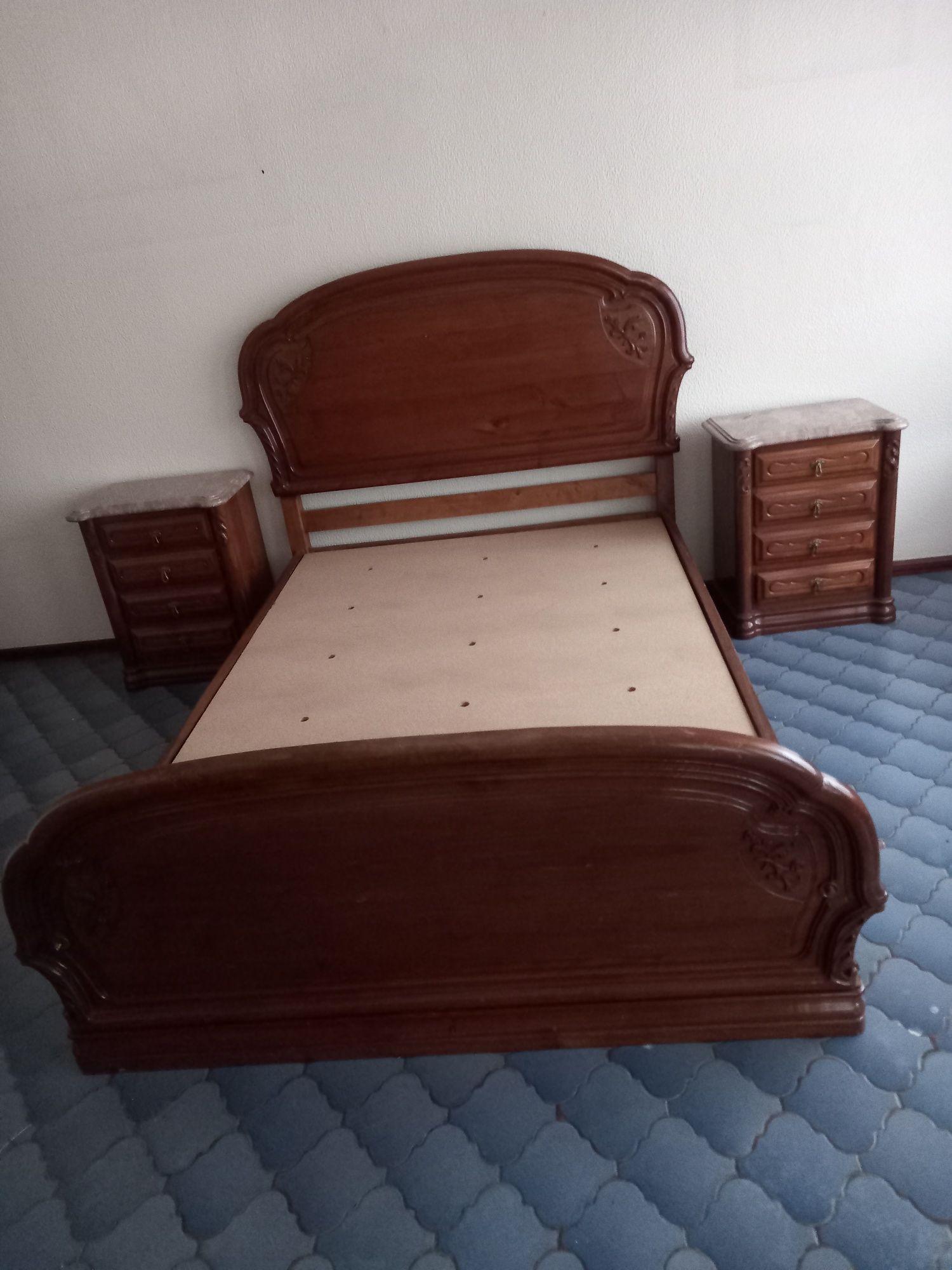 Cama e mesinhas de cabeceira