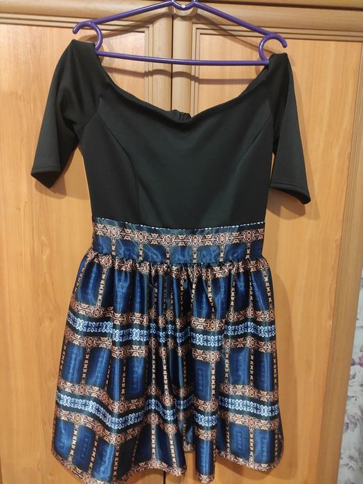 Коктельне плаття з відкритими плечима