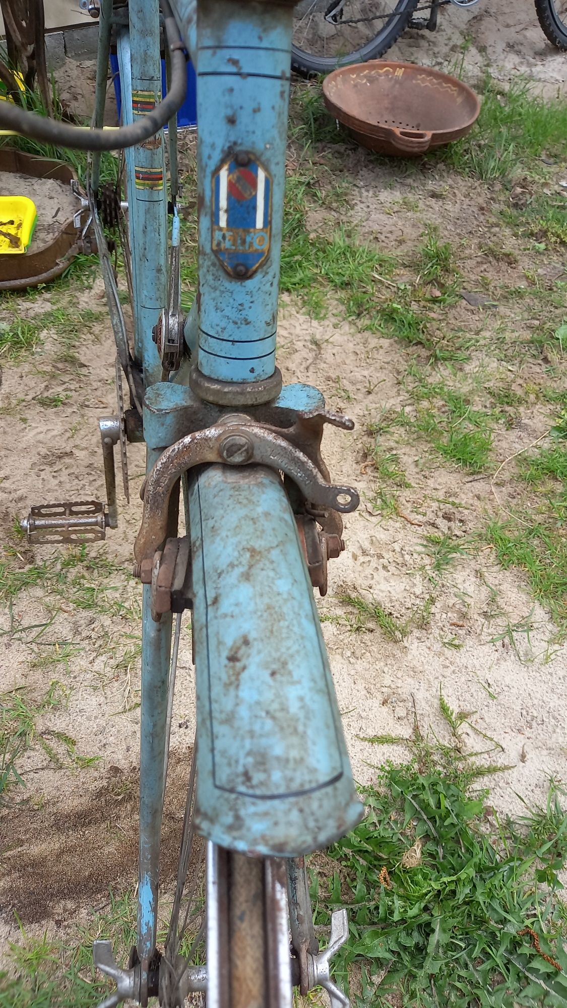 Stary rower francuski Belfo Pantin szosa