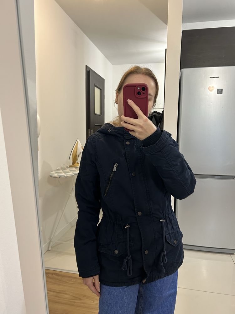 Granatowa parka z kapturem i futrem w środku Tally Weijl