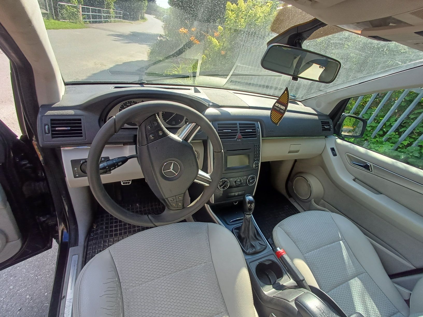 Mercedes-Benz  B180.