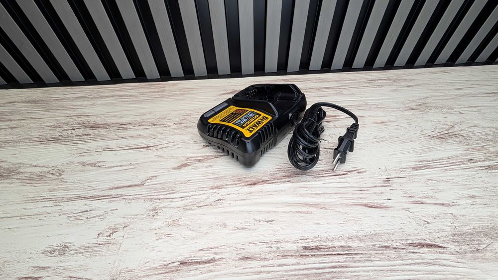 Зарядка DeWalt DCB1104 20V  220V