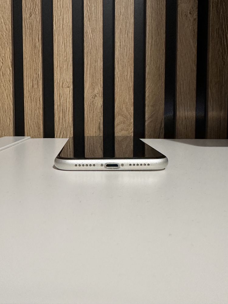 Biały iphone 11.