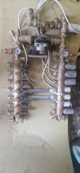 Rozdzielacz do ogrzewania wraz z pompą