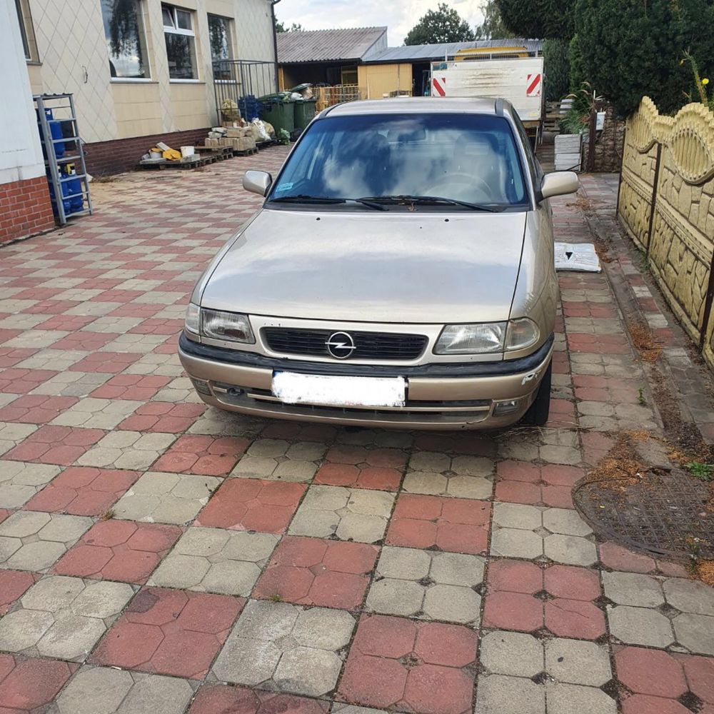 Opel Astra I F 1.7 ISUZU Hatchback kolor złoty kod Z489 na części